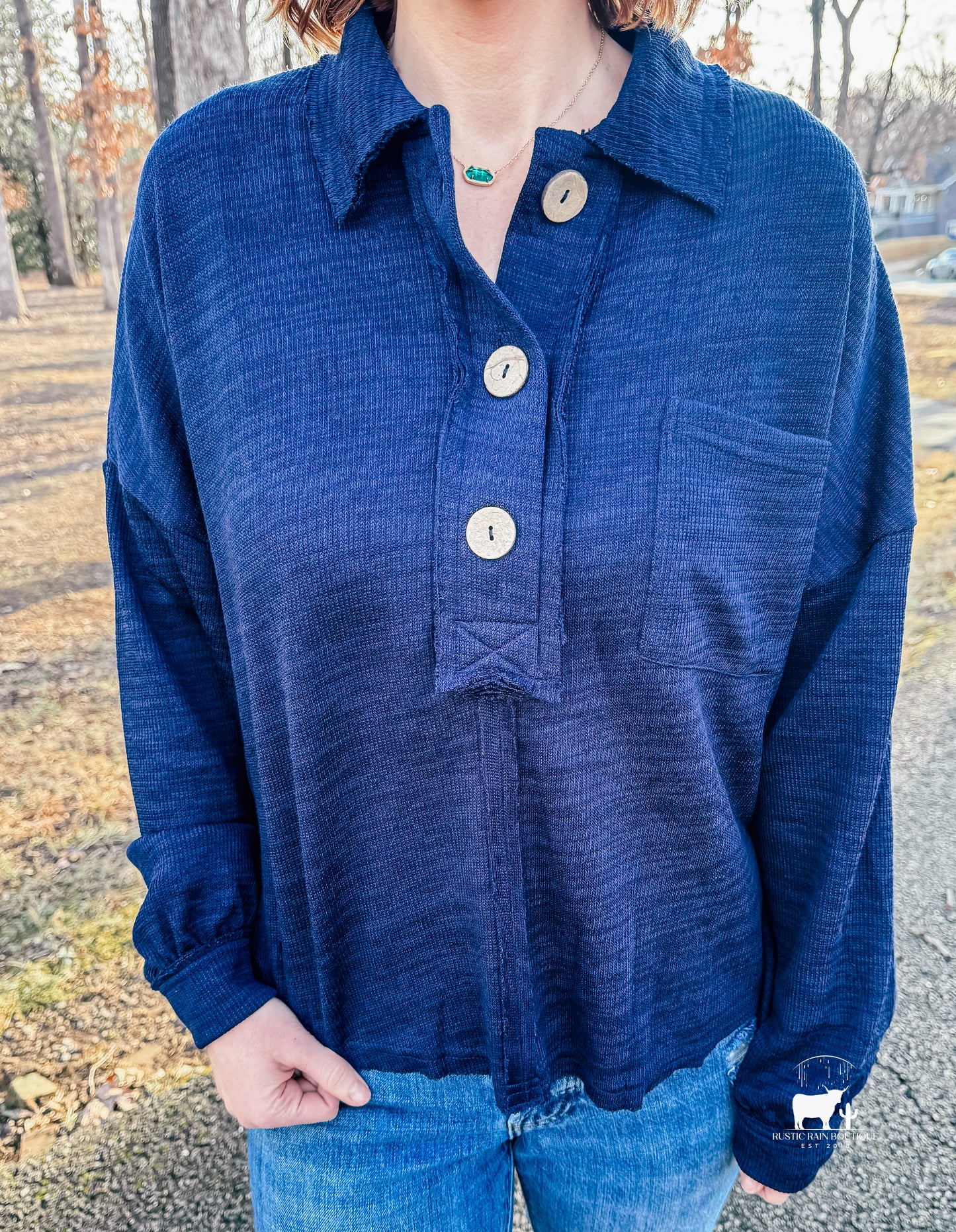 COLLARED RAW EDGE KNIT TOP: NAVY