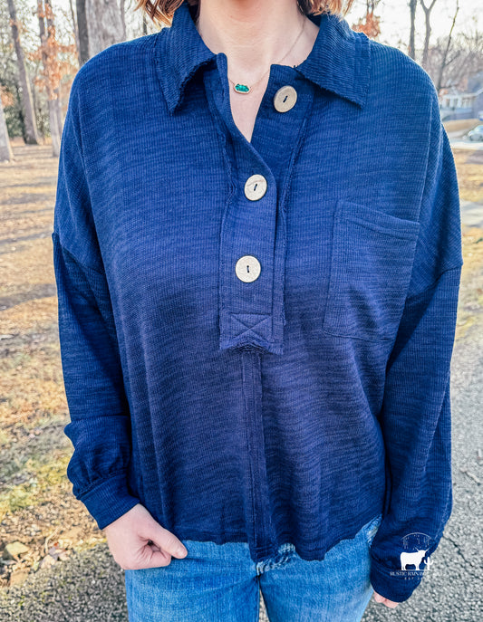 COLLARED RAW EDGE KNIT TOP: NAVY